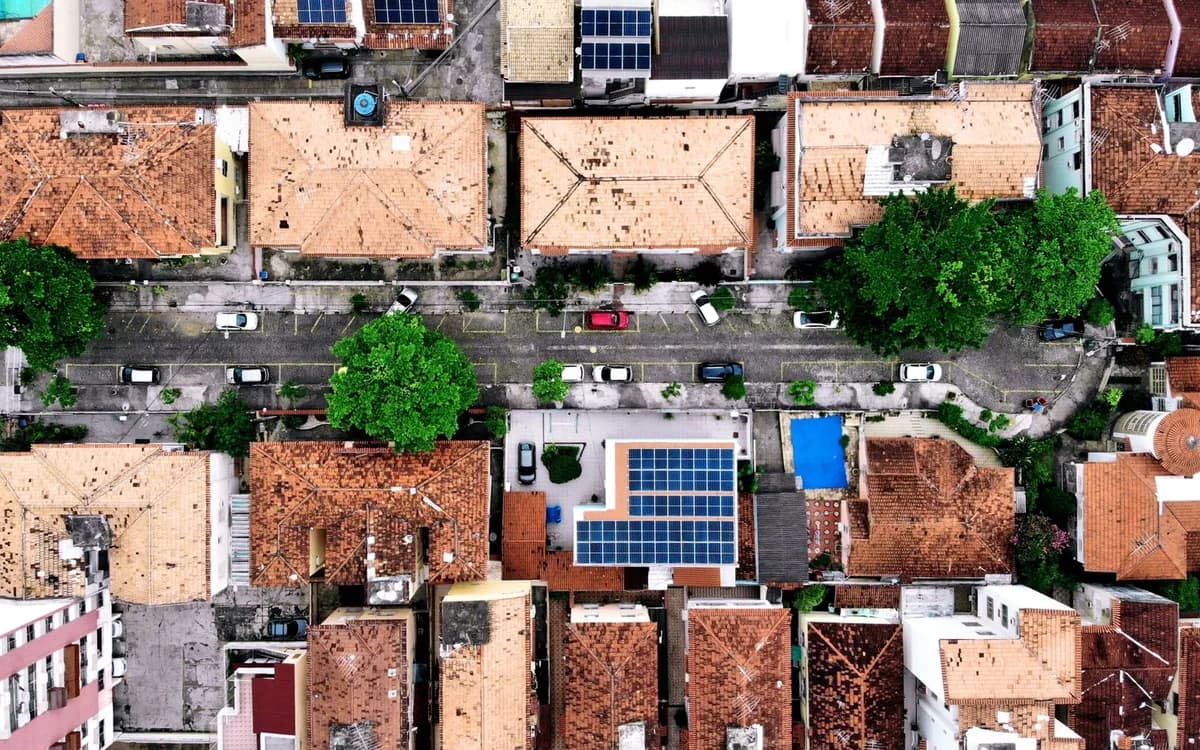 Vista aérea de ruas e casas no Rio de Janeiro, ilustrando logradouros residenciais.