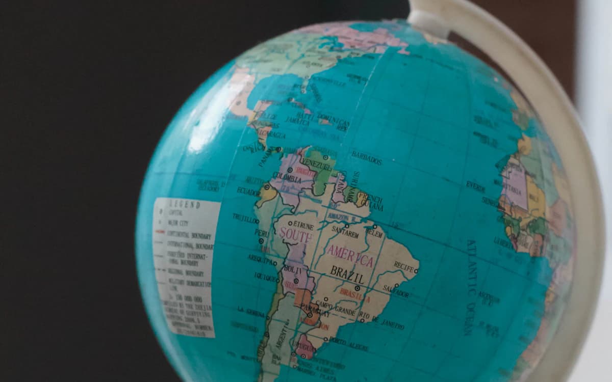 Globo terrestre em close, com a América do Sul e o Brasil visíveis.