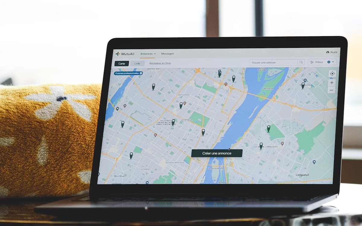 Notebook exibe um mapa digital com pontos marcados.