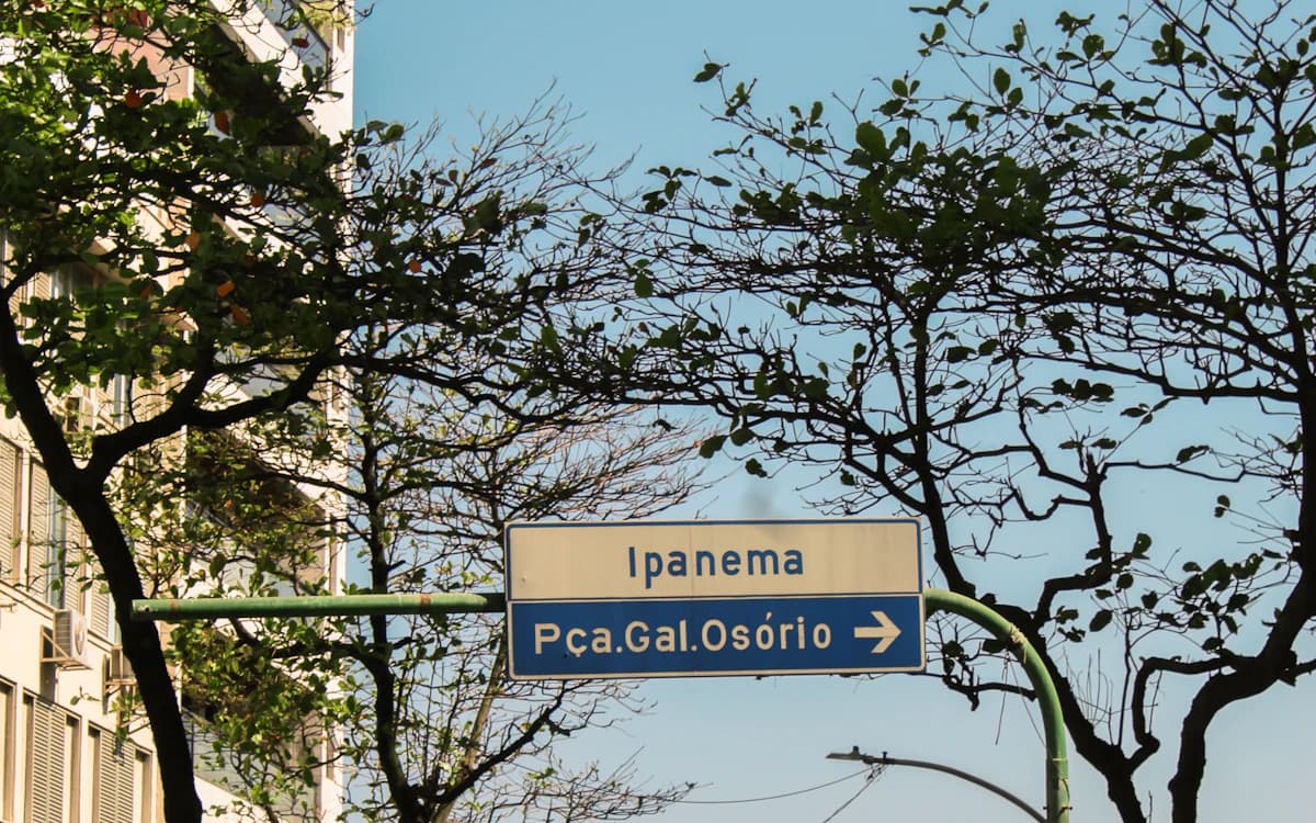 Placa indica Ipanema e a Praça General Osório em via do Rio de Janeiro.