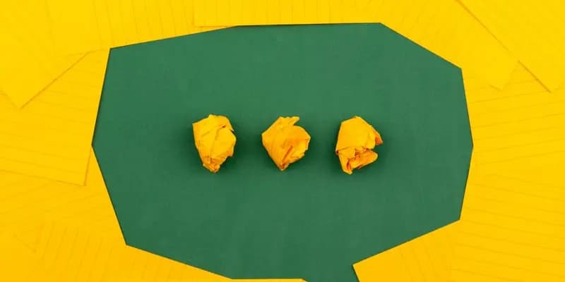 Pessoa escrevendo endereço em envelope para descobrir o CEP correto