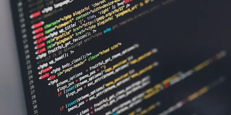 Tela de computador com código de programação para integração com APIs de CEP