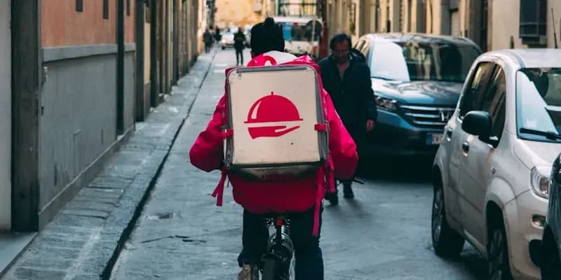 Caixa de correio vermelha clássica representando curiosidades sobre o sistema postal