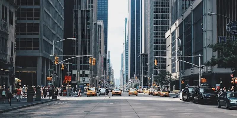 Avenida movimentada de grande cidade que possui CEP exclusivo