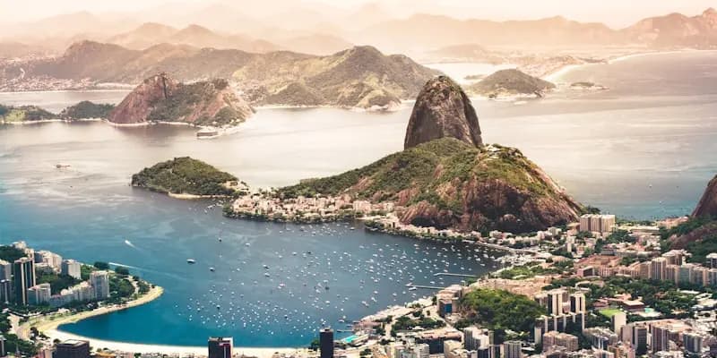 Vista panorâmica do Rio de Janeiro com destaque para pontos turísticos com CEPs famosos