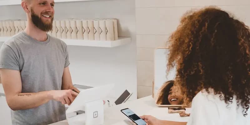 Pacotes e encomendas de compras online aguardando entrega